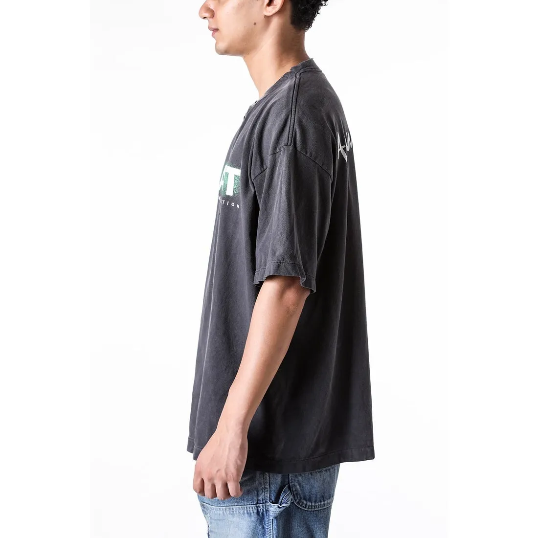 SAINT MXXXXXX SAINT SS TEE/BLK Green SAINT BOX LOGO short sleeves Washed black S-XL Look for cylindrical fabrics without side seams. Don’t buy open ones anymore. It’s boring. Assute garments are dyed. The whole piece is sprayed with horse-hair spray. Then spray it again to fade. The collar and cuffs are frayed. Many places are damaged. Authentic grade printing is restored. Accessories are complete. With little angel anti-counterfeiting label.